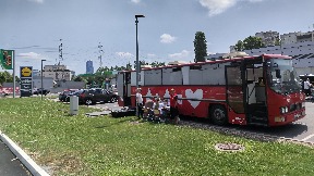 Davanje krvi ispred prodavnica Lidla